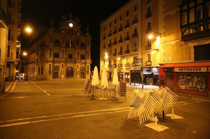 La plaza del Castillo, vacía durante el toque de queda.