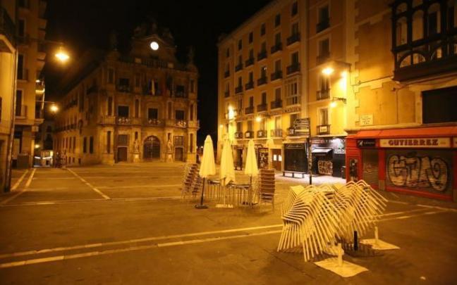 La plaza del Castillo, vacía durante el toque de queda. La plaza del Castillo, vacía durante el toque de queda.