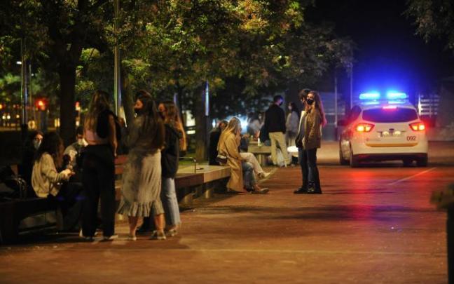 Varios grupos de personas durante la primera noche tras el estado de alarma Varios grupos de personas durante la primera noche tras el estado de alarma