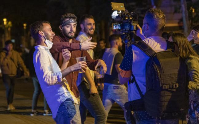 Un grupo de jóvenes, de noche en la calle en Barcelona. Un grupo de jóvenes, de noche en la calle en Barcelona.