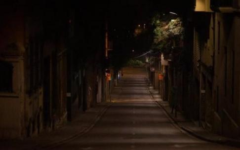 El toque de queda es efectivo entre la una y las seis de la madrugada. El toque de queda es efectivo entre la una y las seis de la madrugada.