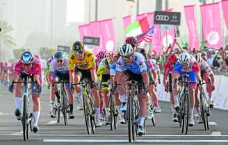 Cuando hubo parón por la tormenta de arena, Philipsen corrió en paralelo a la bici. Fotos: Eurosport