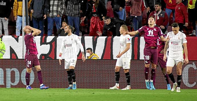 Guridi y Gorosabel se lamentan por la última ocasión que dispuso el primero durante los doce minutos de vendaval txuri-urdin. Foto: Efe