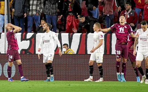 Guridi y Gorosabel se lamentan por la última ocasión que dispuso el primero durante los doce minutos de vendaval txuri-urdin. Foto: Efe