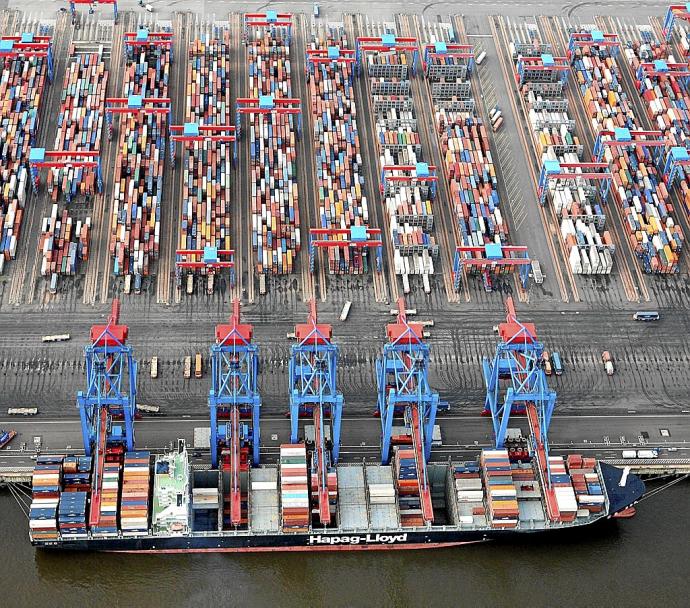 Imagen de archivo de un carguero descargando en un puerto. Foto: Efe