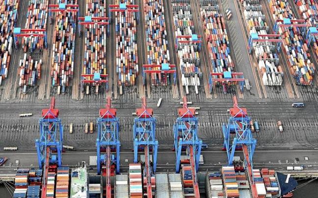 Imagen de archivo de un carguero descargando en un puerto. Foto: Efe