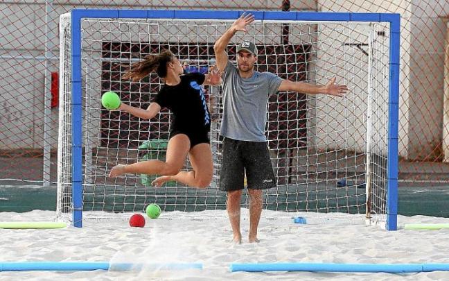 Una jugadora, entrenándose el viernes en las instalaciones, durante el acto de inaguración. Foto: Javier Bergasa