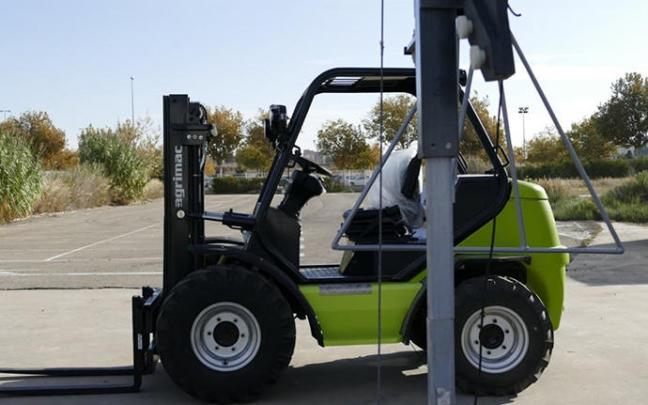 El condenado embistió al hombre con un toro mecánico industrial.