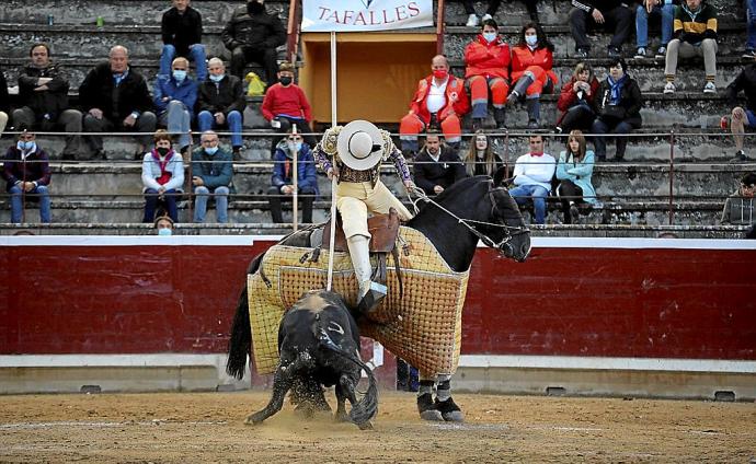 El quinto toro, 'Tortolito', acudió al caballo en cuatro ocasiones galopando y peleó con fijeza las varas que, con precisión y medida, le aplicó el picador de turno. Fotos: Unai Beroiz