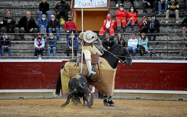El quinto toro, 'Tortolito', acudió al caballo en cuatro ocasiones galopando y peleó con fijeza las varas que, con precisión y medida, le aplicó el picador de turno. Fotos: Unai Beroiz