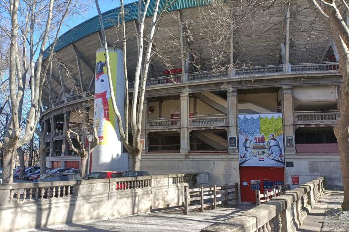 La Plaza de Toros, con las lonas conmemorativas del centenario.