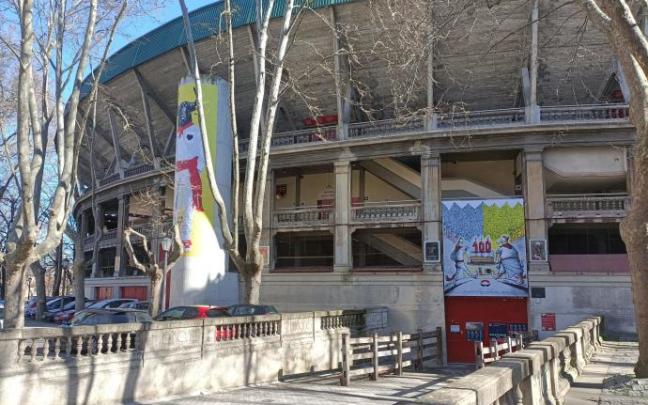 La Plaza de Toros, con las lonas conmemorativas del centenario.