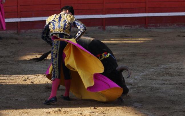 Media verónica de cartel de toros de Rafael Reyes en el saludo al segundo 'Cabezón'
