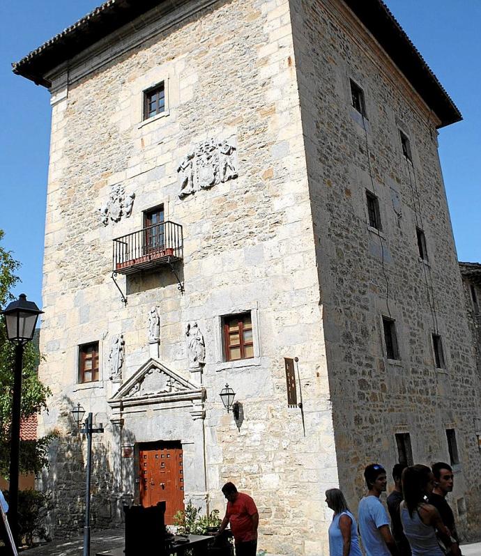 El hotel torre de Artziniega lleva cerrado desde marzo de 2016.