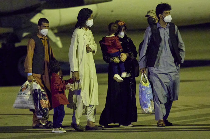 Varios ciudadanos afganos a su llegada a Torrejón.