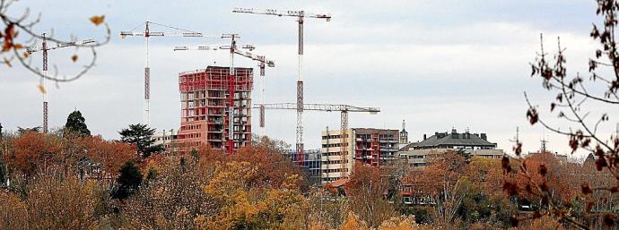 El perfil del Ensanche está protagonizado ahora por las nuevas torres de hasta 14 alturas (en la imagen, el edificio Nature Medialuna) y las grúas del solar de Salesianos.
