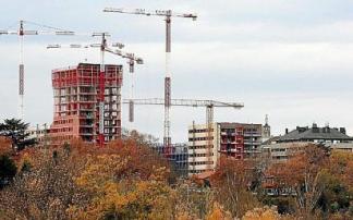 El perfil del Ensanche está protagonizado ahora por las nuevas torres de hasta 14 alturas (en la imagen, el edificio Nature Medialuna) y las grúas del solar de Salesianos.