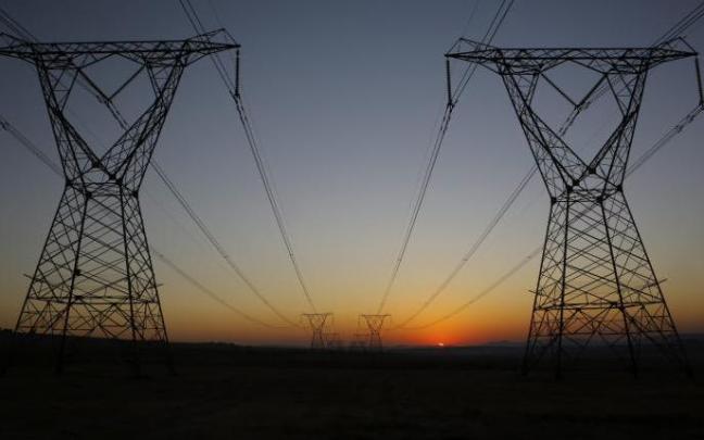 El precio de la luz se ha vuelto a tensar debido al incremento en el precio del gas natural.