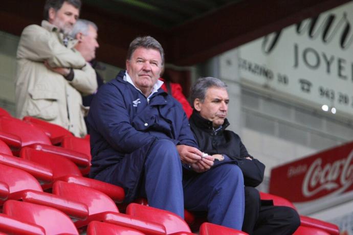 John Benjamin Toshack sigue un partido de la Real Sociedad.