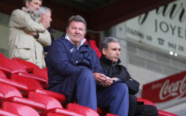 John Benjamin Toshack sigue un partido de la Real Sociedad. John Benjamin Toshack sigue un partido de la Real Sociedad.