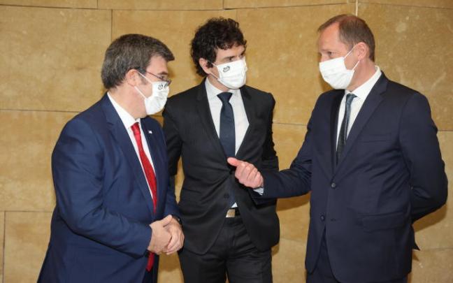 Aburto y Rementeria compartiendo una charla con Prudhomme, el 'hombre fuerte' del Tour de Francia.