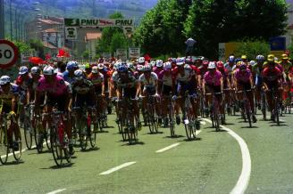 El pelotón, tomando velocidad en la salida de la etapa.