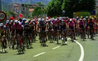 El pelotón, tomando velocidad en la salida de la etapa.