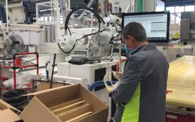 Un trabajador de la empresa Maier de Gernika.