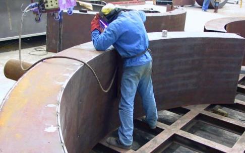 Imagen de archivo de un trabajador de la industria. Imagen de archivo de un trabajador de la industria.