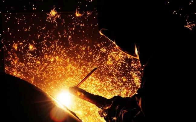 Un soldador trabaja en una pieza.