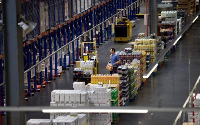 Un trabajador en un almacén Un trabajador en un almacén