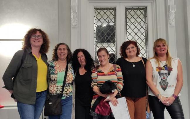 Representantes de las trabajadoras del Servicio de Ayuda Domiciliaria (SAD) y de limpieza de edificios municipales, después de su comparecencia.