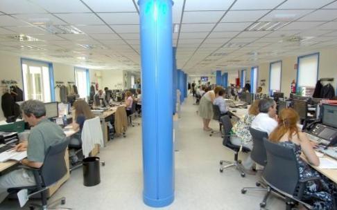 Un grupo de trabajadores en su oficina Un grupo de trabajadores en su oficina