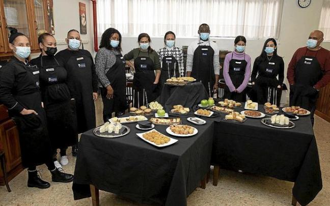 De izquierda a derecha, Jenife Rodríguez, Andrea Tiburcio, Juan Rongifo, Esther Sessey, Maribel Tello, Amanda Da Silva, Ali Sowe, Josibel Jiménez, Julieta Godoy y Víctor Sánchez, con el aperitivo preparado por ellos mismos para la visita de los concejales De izquierda a derecha, Jenife Rodríguez, Andrea Tiburcio, Juan Rongifo, Esther Sessey, Maribel Tello, Amanda Da Silva, Ali Sowe, Josibel Jiménez, Julieta Godoy y Víctor Sánchez, con el aperitivo preparado por ellos mismos para la visita de los concejales