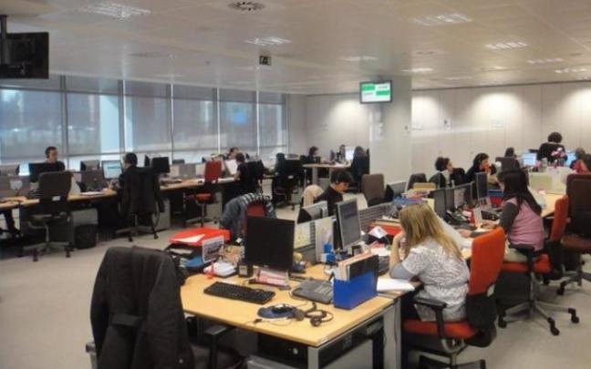 Trabajadores en una oficina de un call center. Trabajadores en una oficina de un call center.