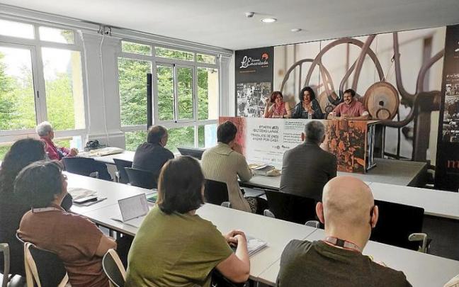 Alrededor de sesenta expertos participan en las ponencias. Alrededor de sesenta expertos participan en las ponencias.
