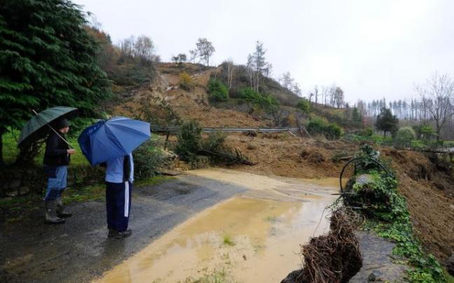 Las lluvias del pasado 10 de diciembre cayeron sobre la carretera en el alto de Trabakua impidiendo el paso de vehículos