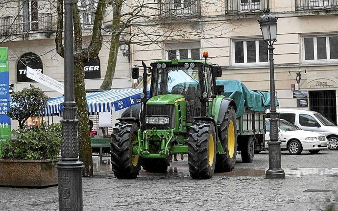 Tractor con remolque en pleno centro de Vitoria. Foto: Josu Chavarri