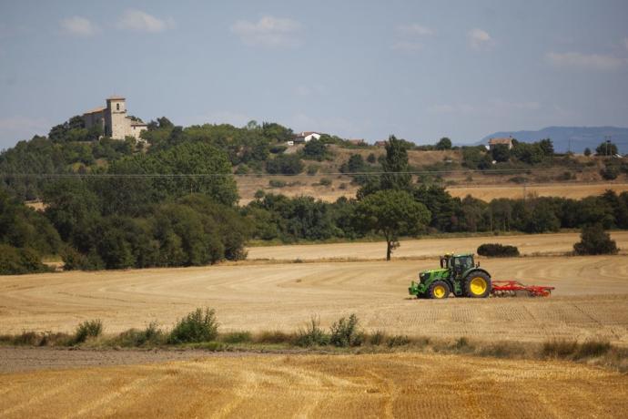 Un tractor trabaja en una finca de Astegieta.