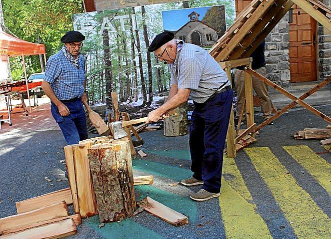 Javier Goicoa y Jesús Mari Larrañeta, en su exhibición.