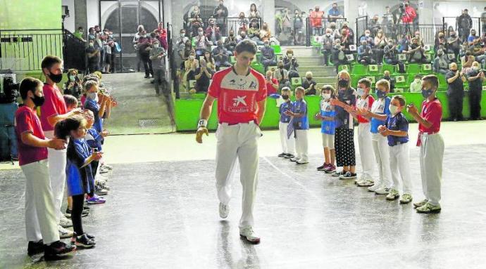 Jokin Altuna recibió un homenaje en Amezketa en el primer festival de mano profesional que acogió público en 2021. Foto: Javi Colmenero