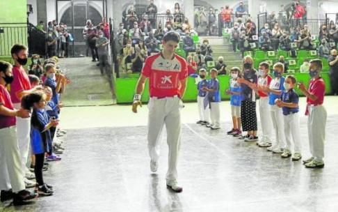 Jokin Altuna recibió un homenaje en Amezketa en el primer festival de mano profesional que acogió público en 2021. Foto: Javi Colmenero