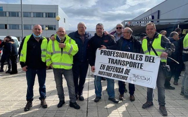 Transportistas defienden unas condiciones dignas para su profesión. Transportistas defienden unas condiciones dignas para su profesión.