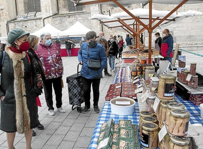 Lerro hauekin batera dagoen irudian, Gasteizko Almendrako azokaren artxiboko argazki bat. Pandemiak eragindako egoeragatik etenda zegoen. Argazkia: Josu Chavarri