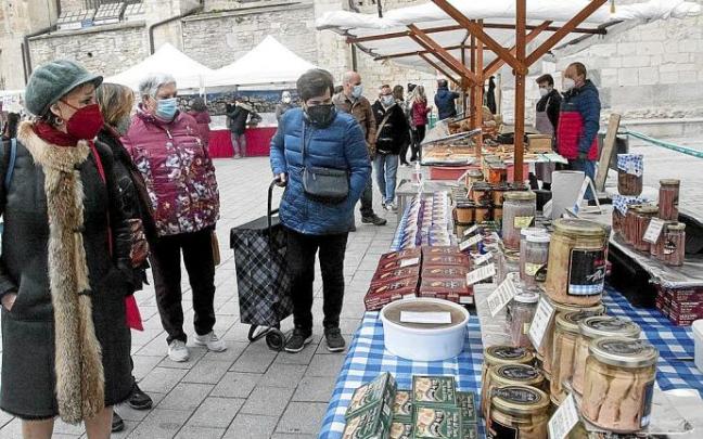 Lerro hauekin batera dagoen irudian, Gasteizko Almendrako azokaren artxiboko argazki bat. Pandemiak eragindako egoeragatik etenda zegoen. Argazkia: Josu Chavarri
