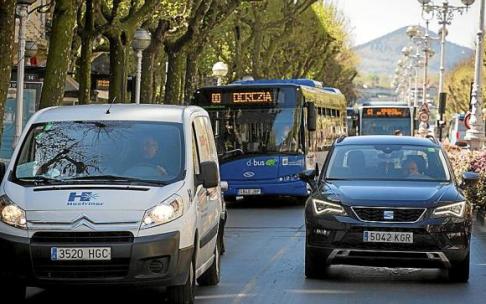 Un momento de tráfico muy denso en la avenida de la Libertad de Donostia. Un momento de tráfico muy denso en la avenida de la Libertad de Donostia.