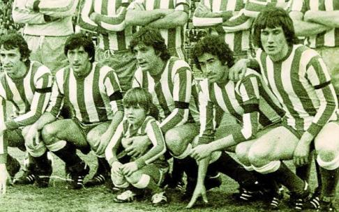 Portadas de diferentes periódicos con la noticia de la tragedia del Hotel Corona de Aragón. Una delantera del Deportivo Alavés con José Ramón Badiola: (De izda. a dcha.): Quiles, Igartua, Salamanca, Sánchez Martín y Badiola. Fotografía: Archivo Asun Goros