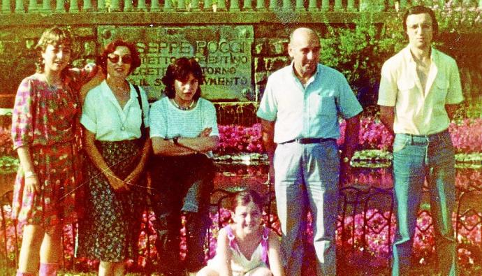 Verano de 1983. Toda la familia Gordovil junta. De izda. a dcha.: Maite, Araceli, Zuriñe, Icíar (agachada), Ángel e Iñaki. El único hijo varón del matrimonio sobrevivió a la tragedia, al no viajar a la localidad turolense de Andorra.