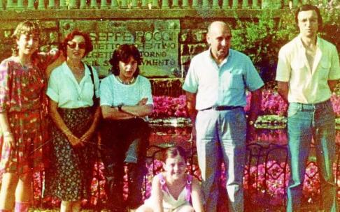 Verano de 1983. Toda la familia Gordovil junta. De izda. a dcha.: Maite, Araceli, Zuriñe, Icíar (agachada), Ángel e Iñaki. El único hijo varón del matrimonio sobrevivió a la tragedia, al no viajar a la localidad turolense de Andorra.