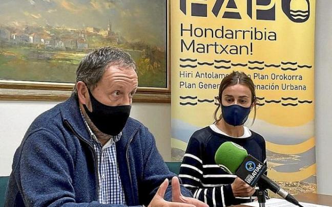 Sagarzazu y Serrano, en la casa consistorial de Hondarribia. Foto: N.G.